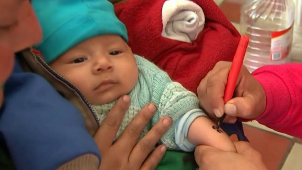 #Video Marcan con números en los brazos a niños migrantes