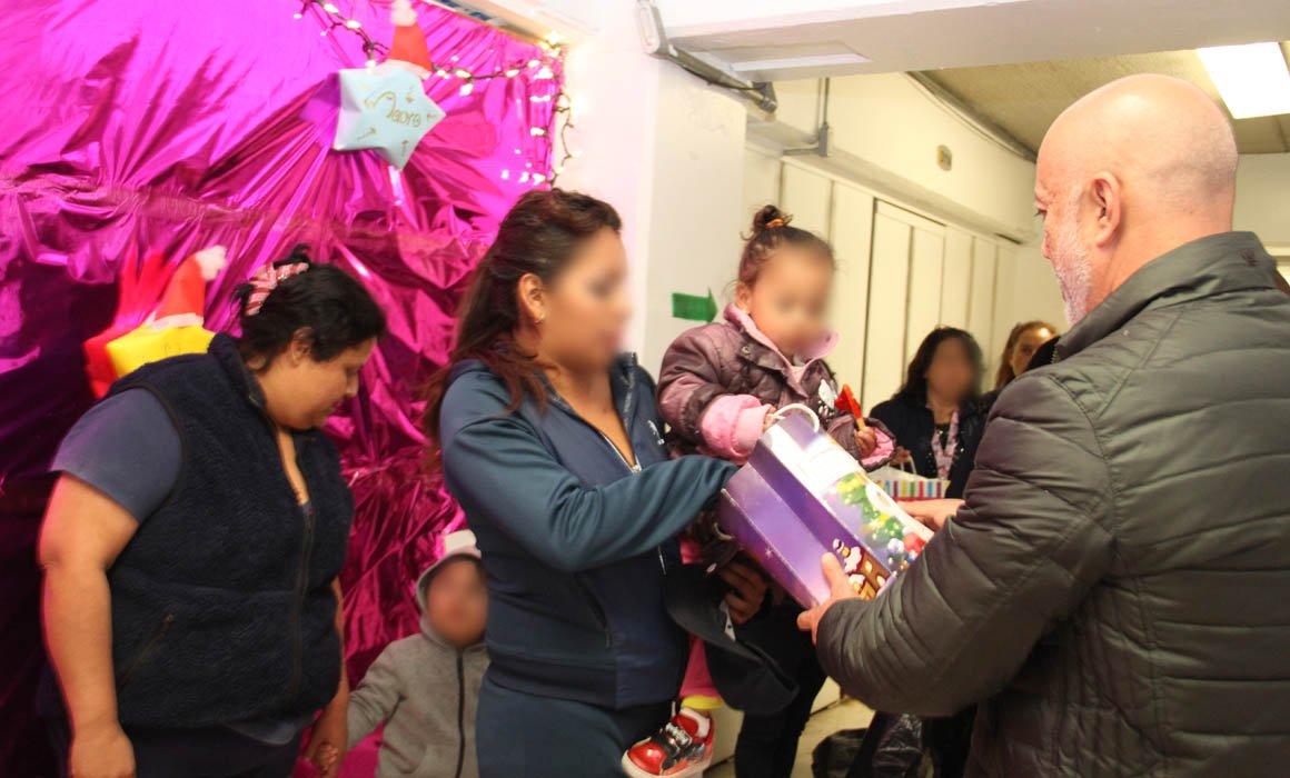 Entregan regalos a niños en penal de Santa Martha - ninos-penal-sant-artha