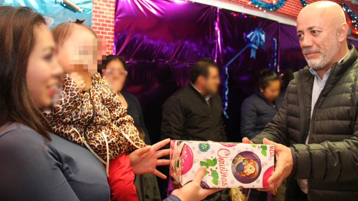 Entregan regalos a niños en penal de Santa Martha