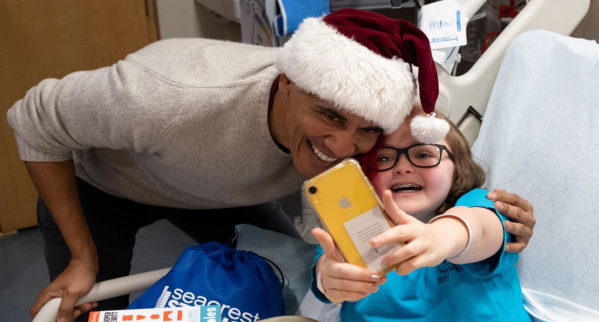 #Video Obama se convierte en Santa para alegrar fiestas a niños enfermos - obama-nina