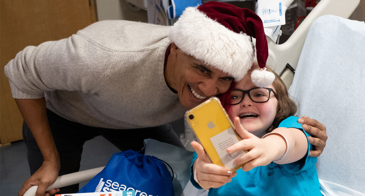 Barack Obama sorprende a niños en hospital de Washington