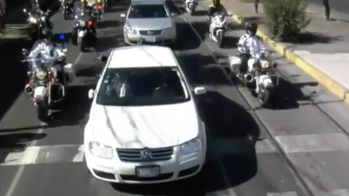 Capitalinos saludan a López Obrador en su ruta a San Lázaro Capitalinos saludan a López Obrador en su ruta a San Lázaro