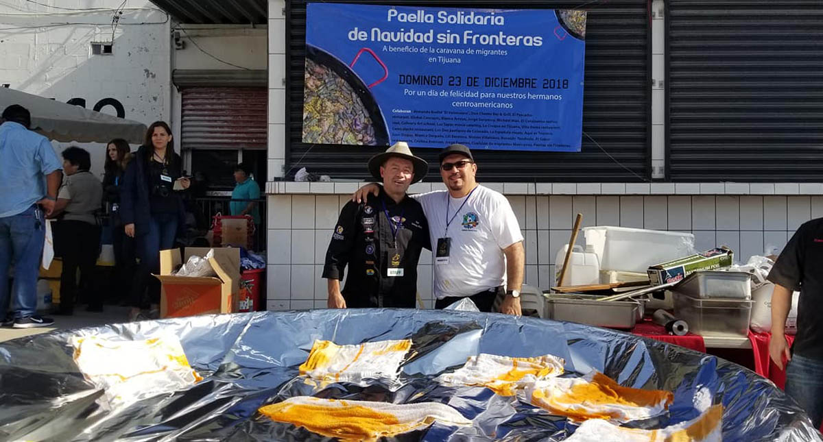 Chefs internacionales deleitan a migrantes con paella - paella-solidaria