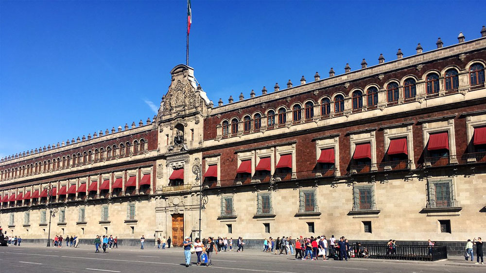 Retiran vallas de Palacio Nacional tras 16 años Retiran vallas de Palacio Nacional tras 16 años