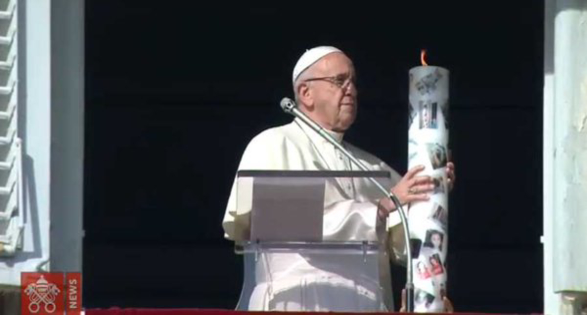 El papa rinde homenaje a niños víctimas de la guerra en Siria