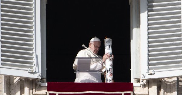 El papa rinde homenaje a niños víctimas de la guerra en Siria - papa-francisco-vela-ninos-siria