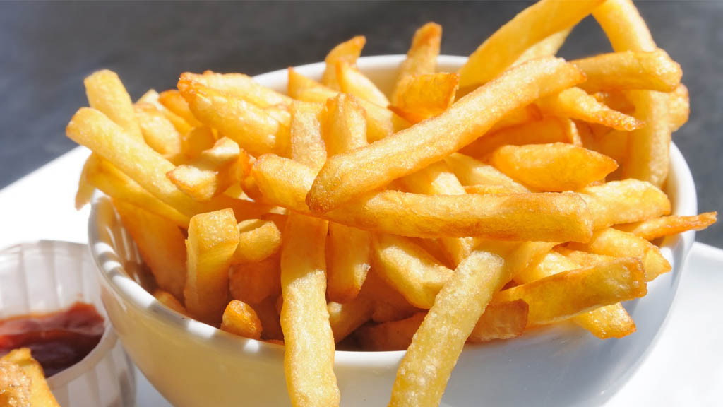 Médico de Harvard recomienda comer solo seis papas a la francesa