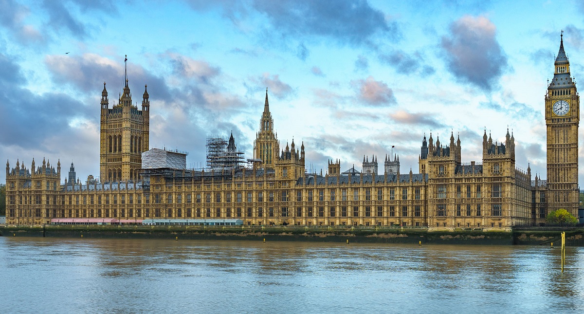 Parlamento británico pospone votación sobre el Brexit