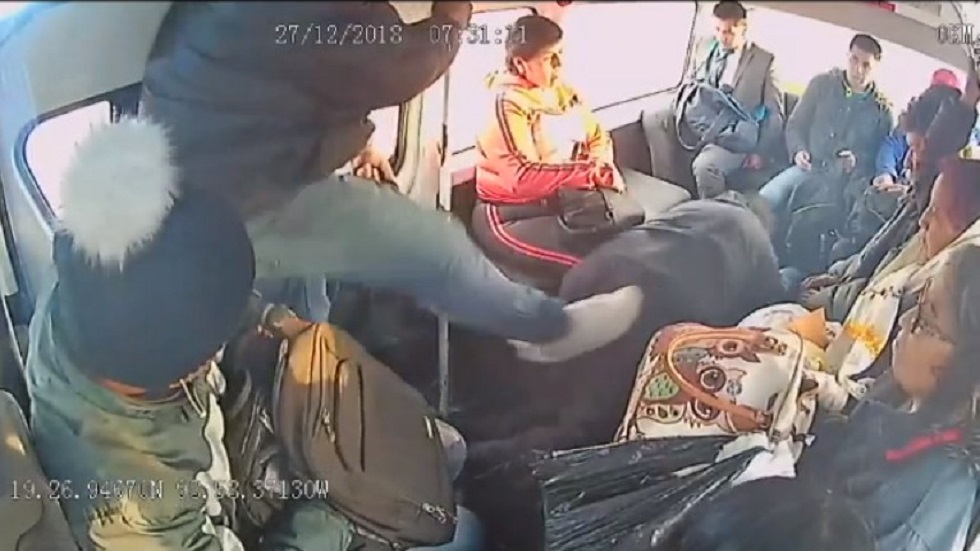 #Video Asaltan a pasajeros de combi en el Edomex - patada-a-pasajero