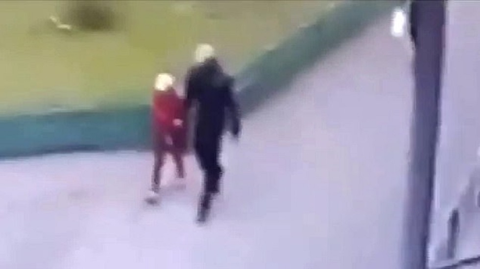 #Video Sale de la cárcel por pedofilia e intenta llevarse a niña