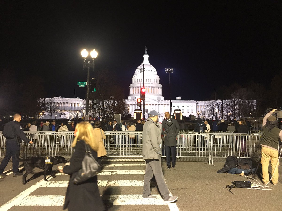 Miles de personas despiden a George H. W. Bush - people-capitol-hill