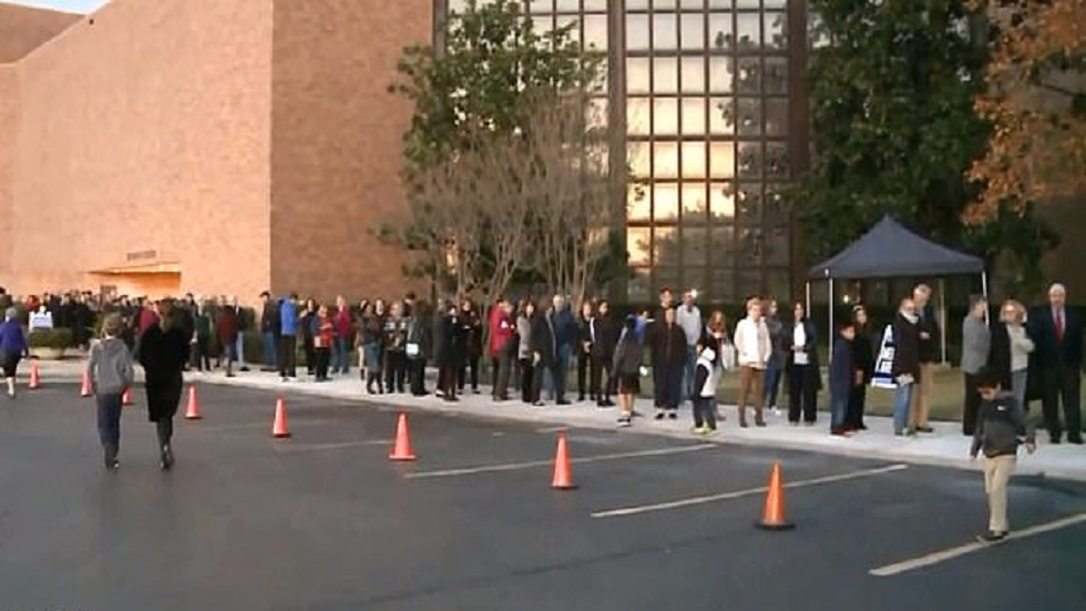 Largas filas para dar último adiós a George H. W. Bush - personas-esperando-su-turno-para-ingresar-a-ver-el-feretro-de-george-hw-bush