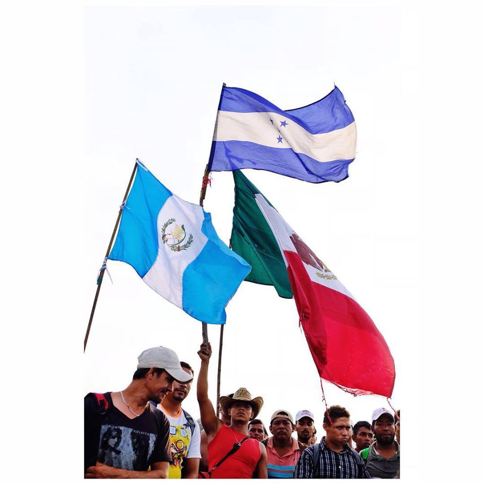 Acusan a Pueblo sin Fronteras de poner en riesgo a migrantes - planton-de-migrantes-en-un-reten-saliendo-de-arriaga-chiapas