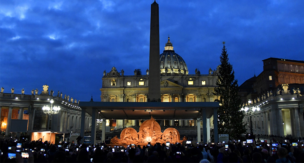 Instalan nacimiento y árbol de Navidad en la Plaza de San Pedro