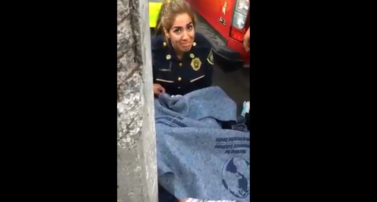 #Video Policía atiende parto de joven en calles de la CDMX