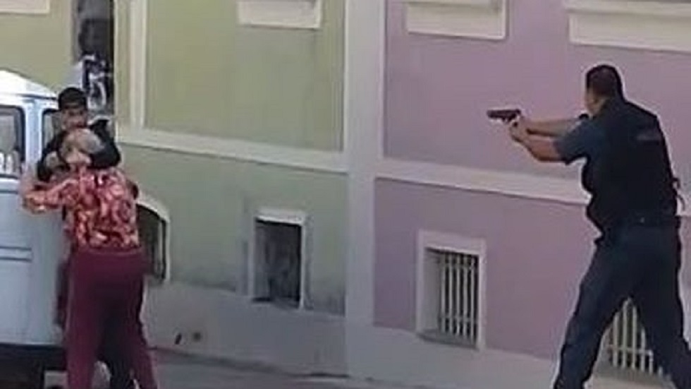 #Video Abaten a ladrón que tomó de rehén a una anciana