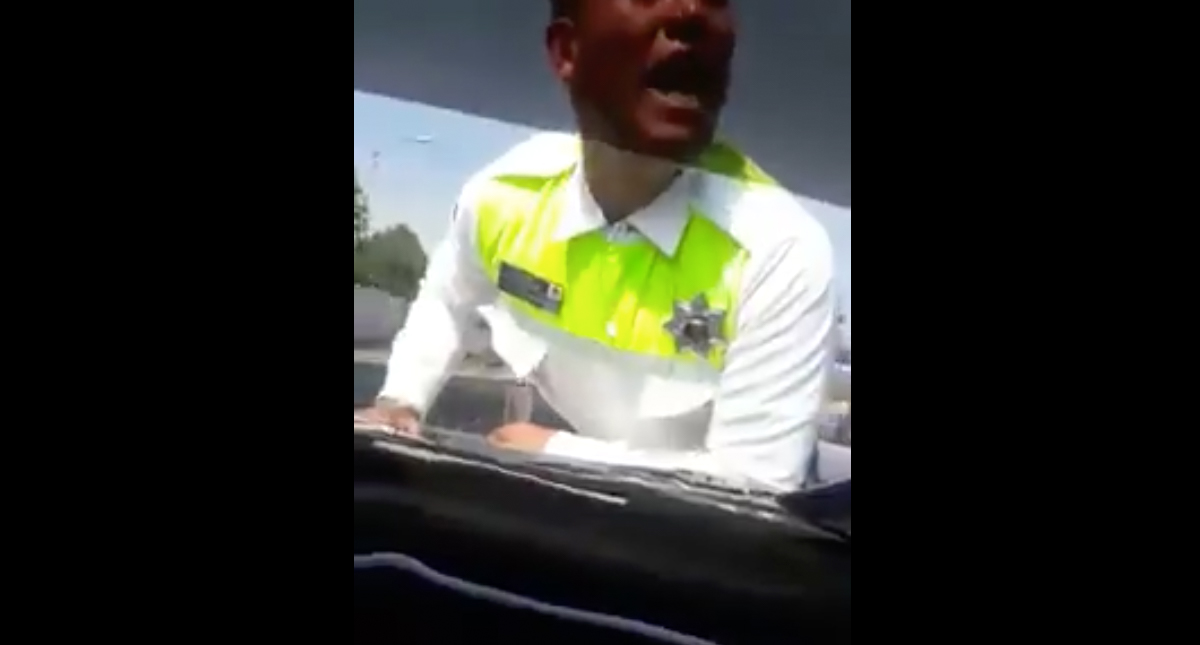 #Video Automovilista atropella y lleva a policía en el cofre en Edomex