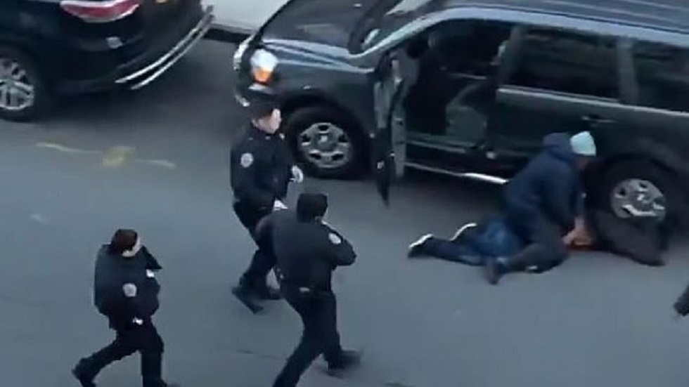 #Video Mamá somete a joven que intentó robar su camioneta en el Bronx - policias-de-nueva-york-llegando-para-el-arresto-del-ladron