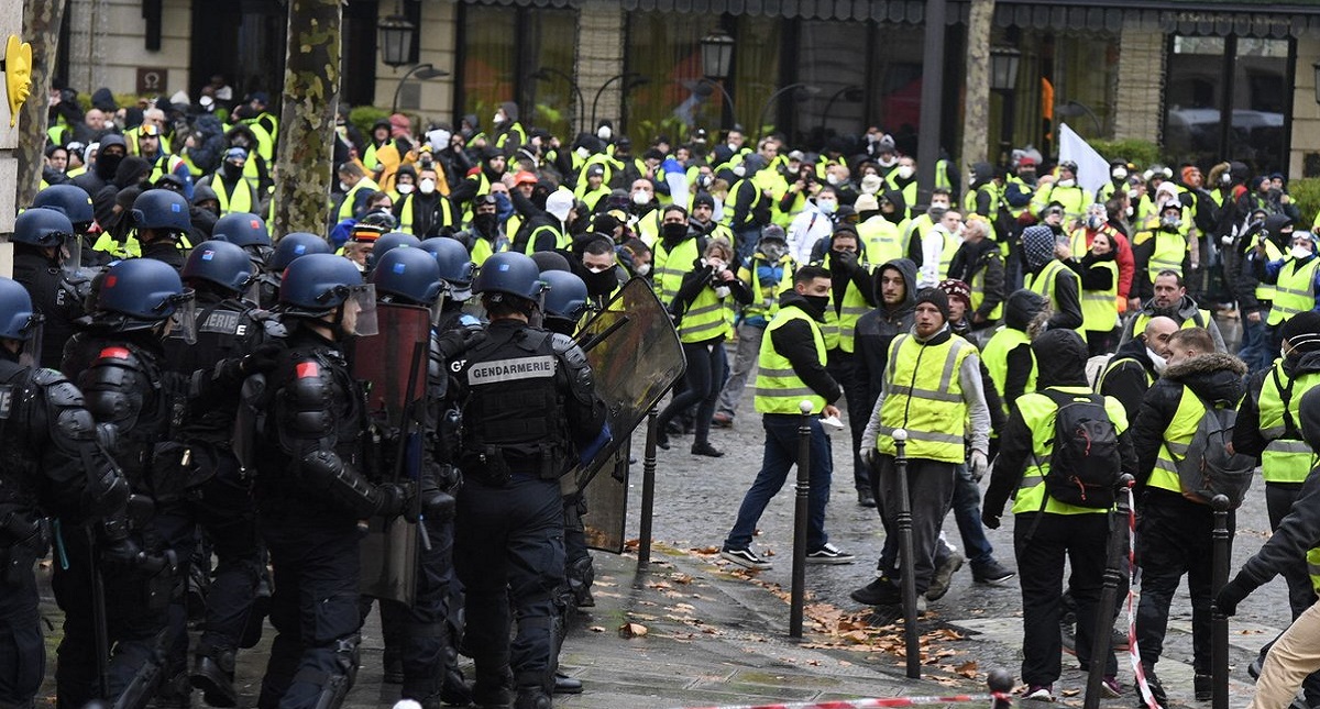 Policía de París pide cerrar comercios en Campos Elíseos por disturbios - policias-de-paris-contra-chalecos-amarillos