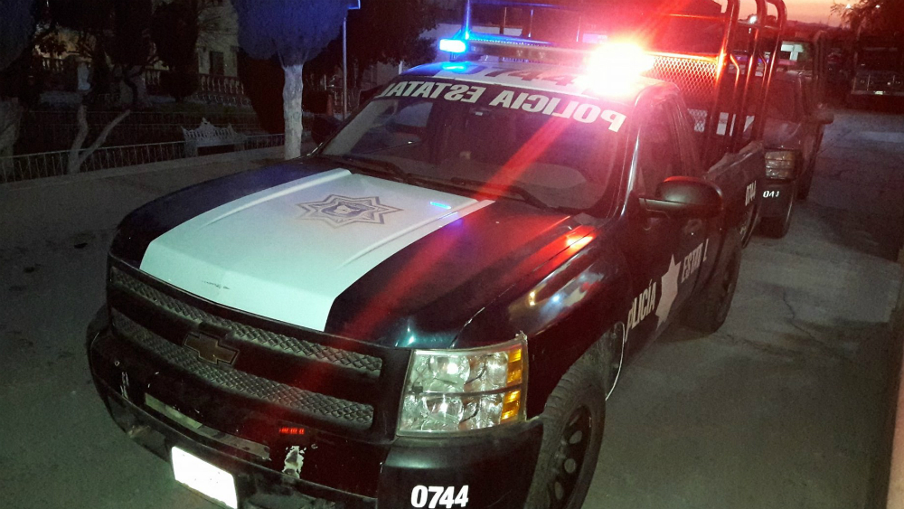 #Video Pobladores retienen a policías y los ponen a barrer en Hidalgo