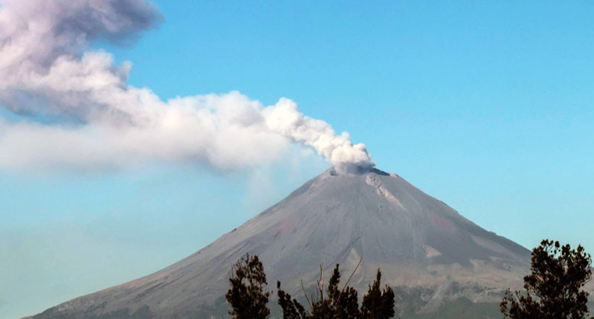 Popocatépetl emite 64 exhalaciones