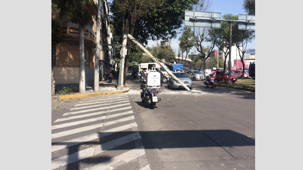 Tráiler tira poste y cables en Circuito Interior