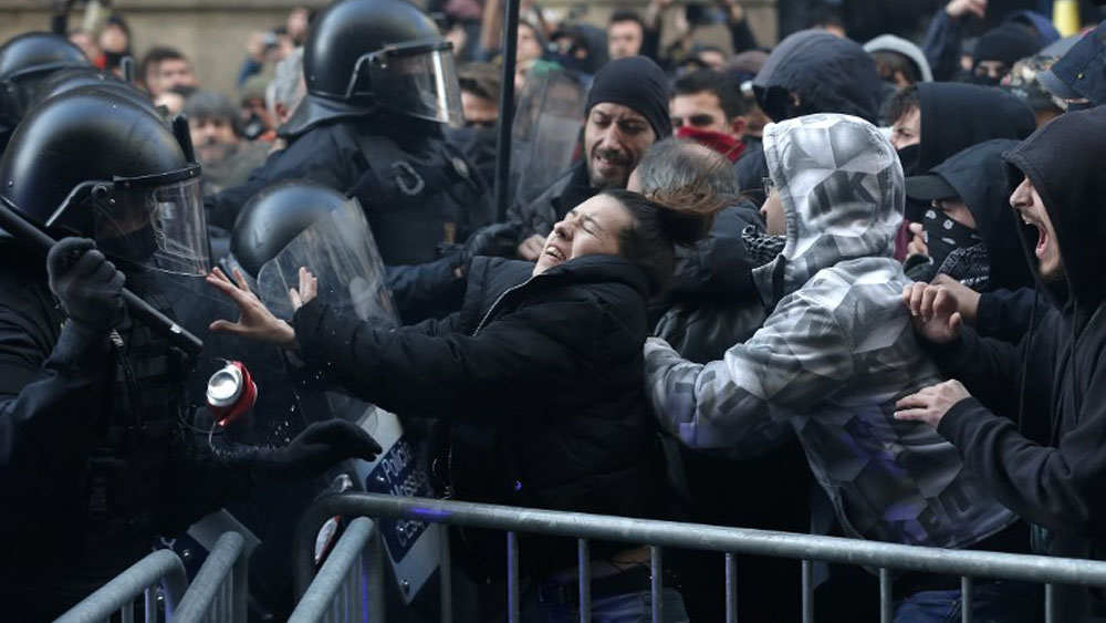 Suman 32 heridos por protestas en Cataluña