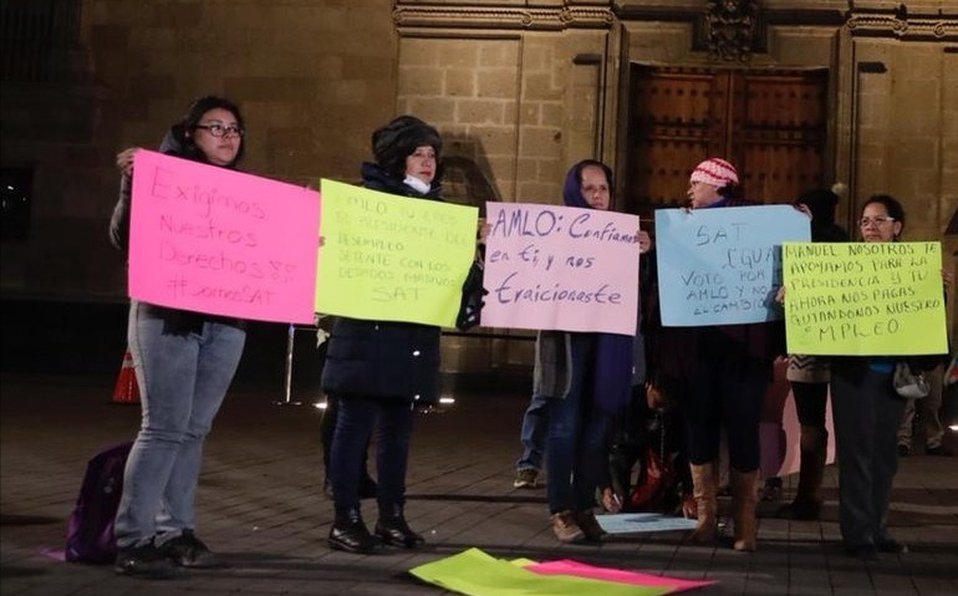 Empleados del SAT protestan por despidos en Palacio Nacional - protesta-sat-palacio-nacional1