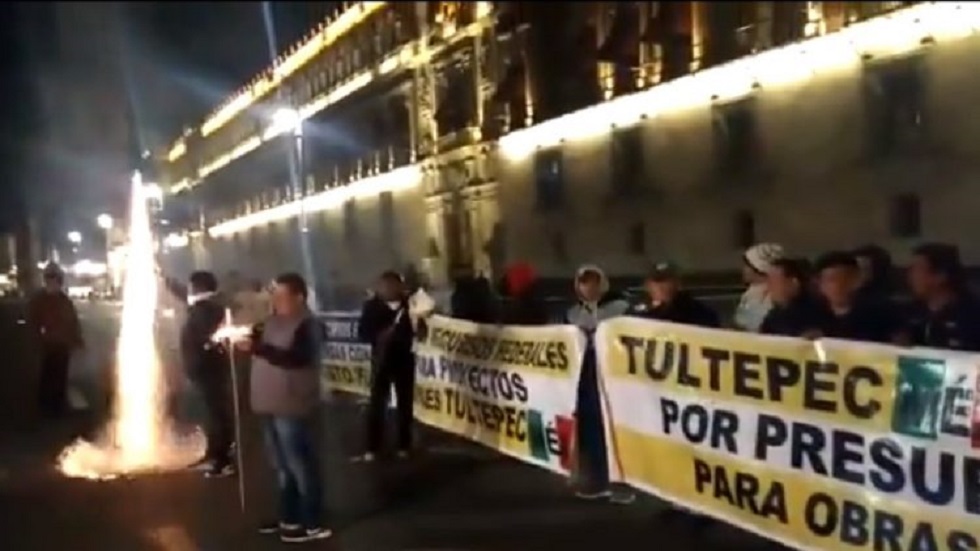 #Video Vecinos de Tultepec protestan con cohetes en Palacio Nacional