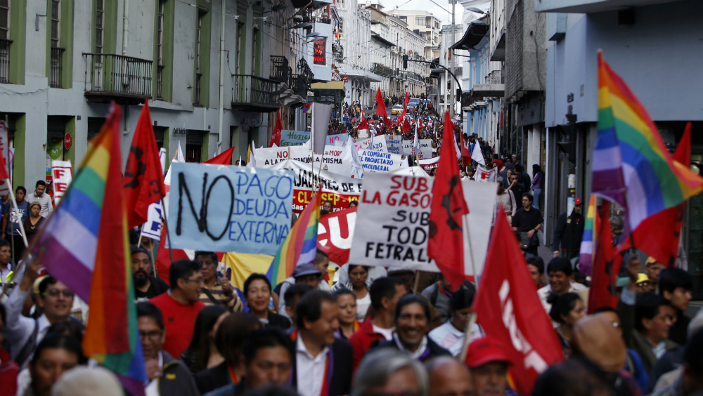 Protestan en Ecuador contra aumento en precio de los combustibles