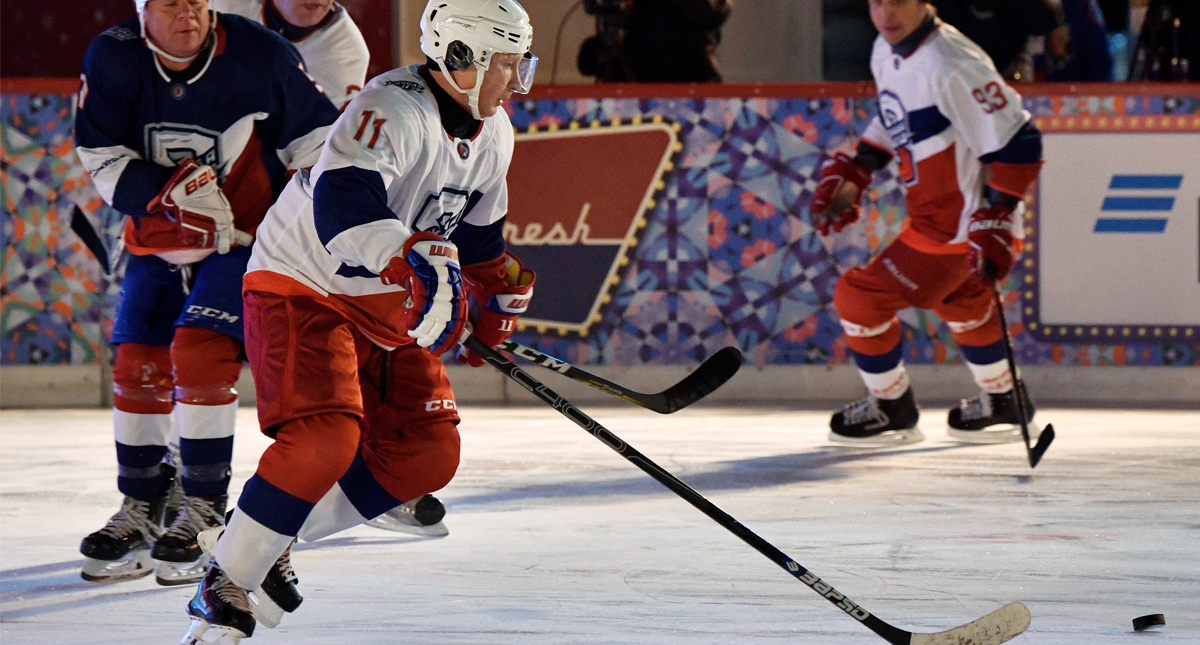 Putin despide el año jugando hockey en la Plaza Roja