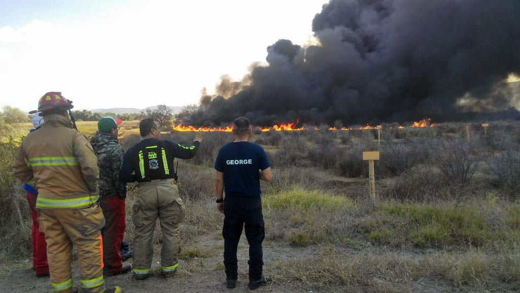 Se incendia toma clandestina de Pemex en carretera de Querétaro