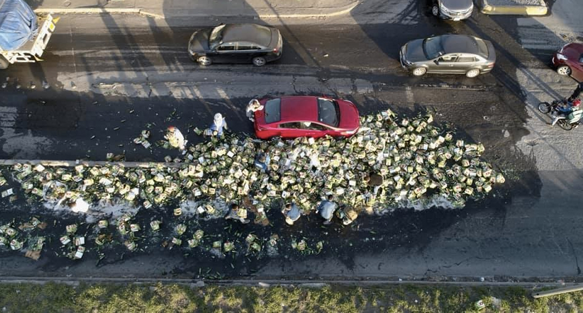 #Video Rapiña a cerveza que cayó de un camión en Nuevo León