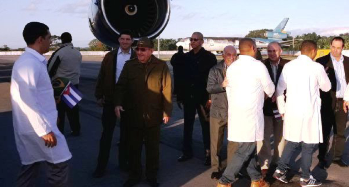 Raúl Castro recibe a médicos cubanos retirados de Brasil