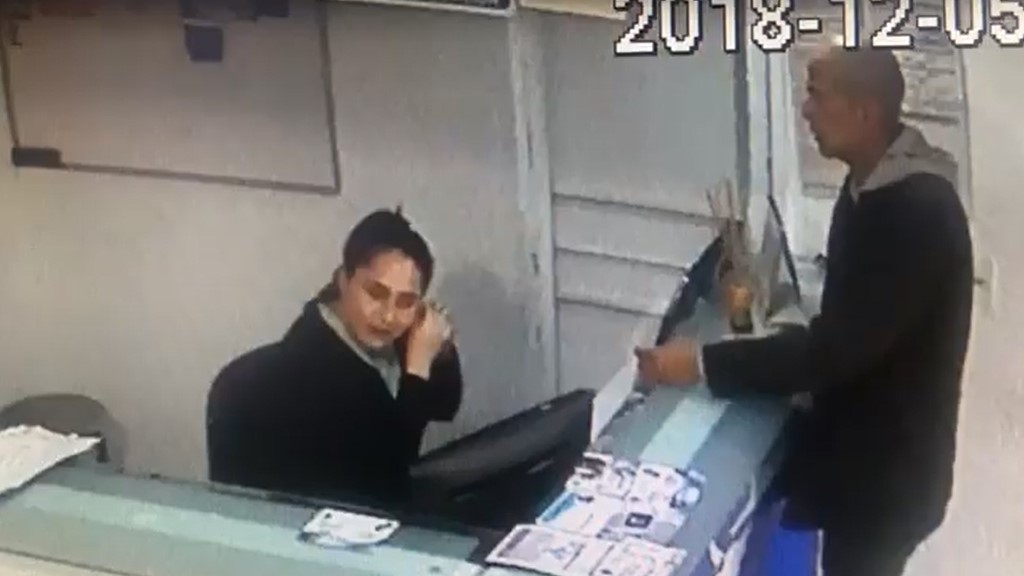 #Video Sujeto roba hasta los aretes de recepcionista en asalto