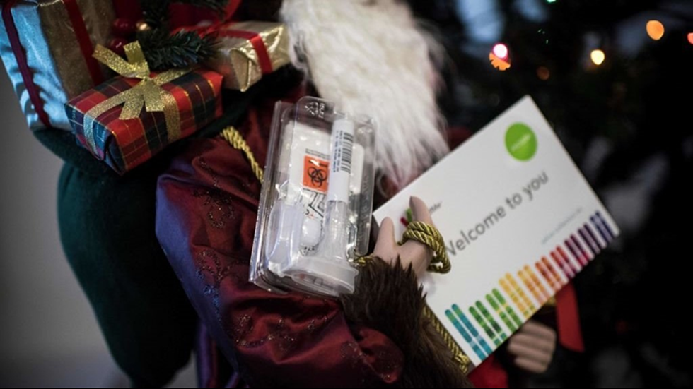 Regalo casi arruina la Navidad de una “familia feliz”