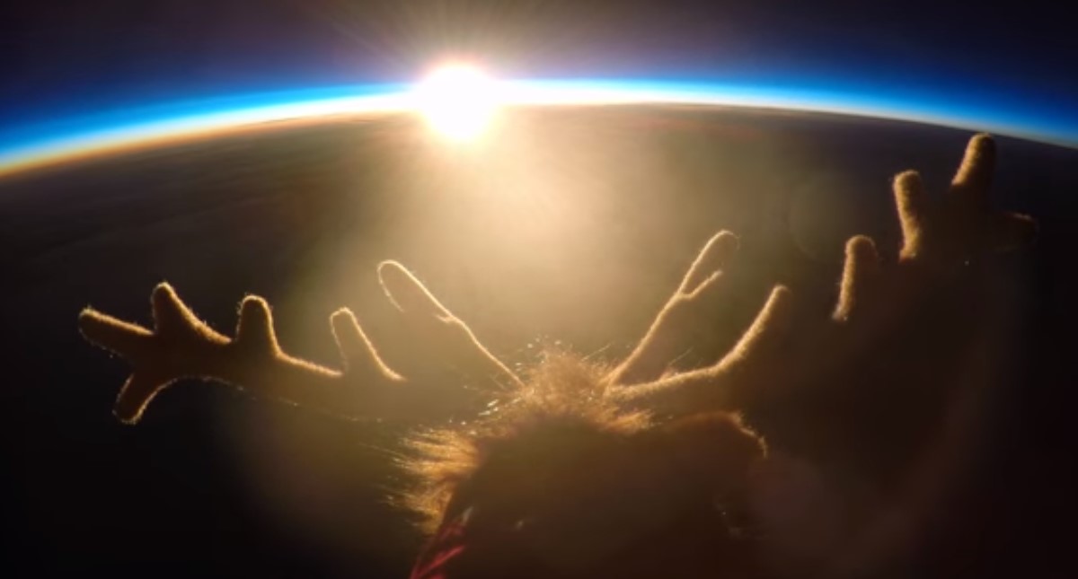 #Video Padre gana premio de GoPro por enviar reno de peluche al espacio