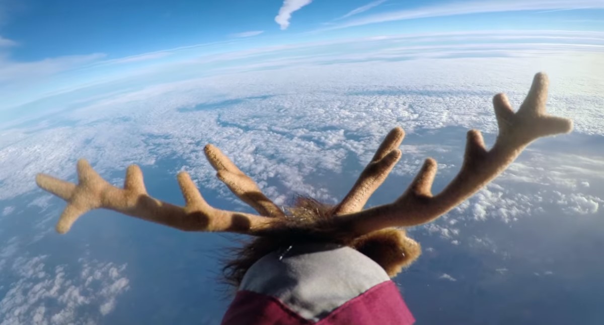 #Video Padre gana premio de GoPro por enviar reno de peluche al espacio - reno