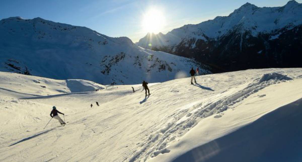 Rescatan a niño enterrado por la nieve durante avalancha en Francia