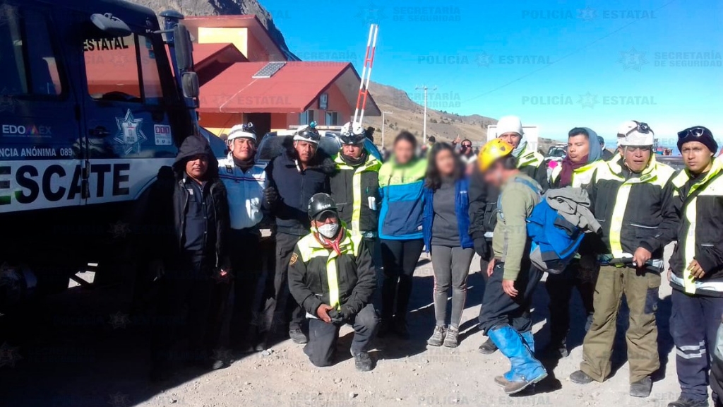 Rescatan a turistas varados en el Nevado de Toluca - rescatan-visitantes-nevado-de-toluca-2