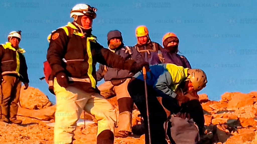 Rescatan a turistas varados en el Nevado de Toluca - rescatan-visitantes-nevado-de-toluca-3