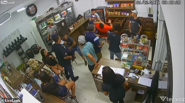 #Video Cliente de bar desarma a agresor y lo balea - rina-bar-2