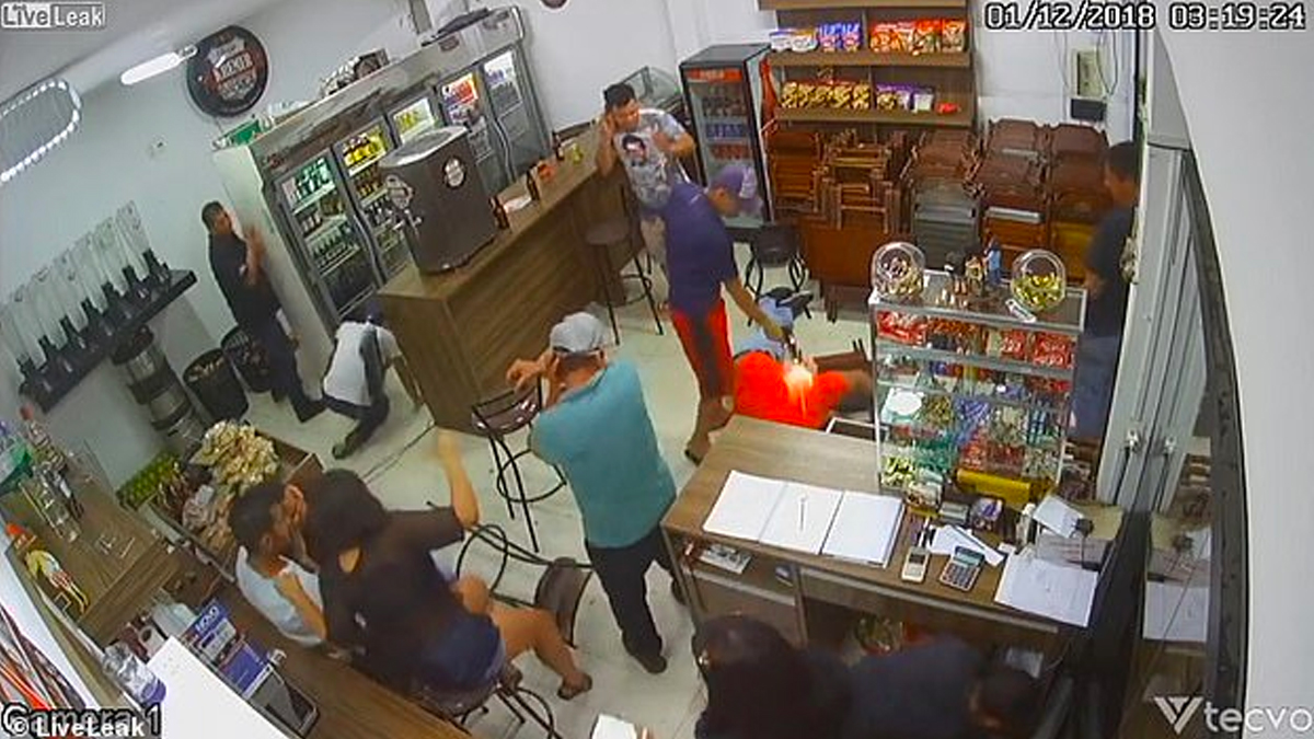 #Video Cliente de bar desarma a agresor y lo balea