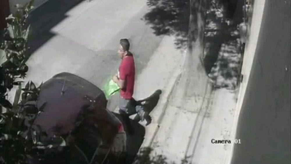 #Video Hombre roba espejos de auto en menos de 20 segundos en Coapa