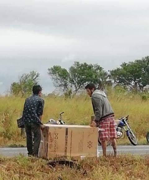 Vecinos roban electrodomésticos de camión accidentado en Veracruz - robo-de-electrodomesticos