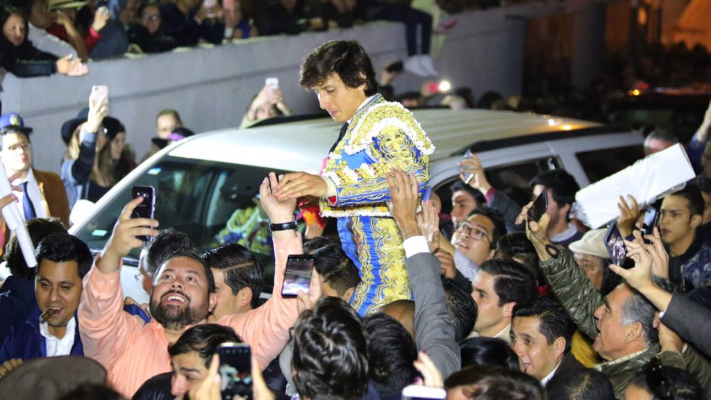 Roca Rey sale en hombros de la Corrida Guadalupana