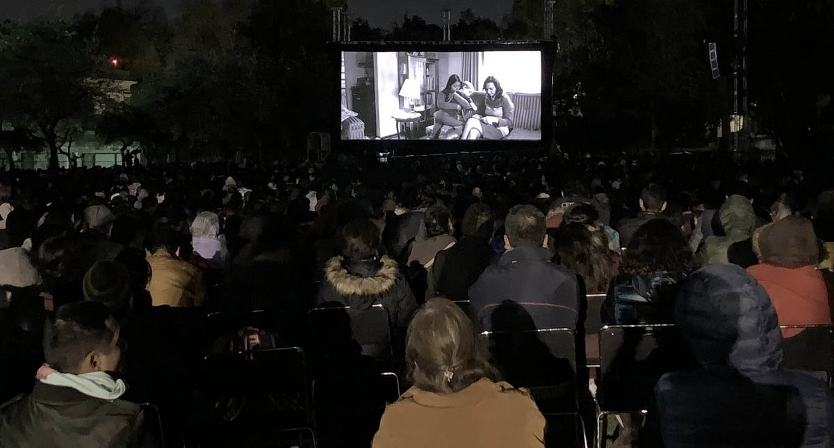 Capitalinos disfrutan proyección de Roma en Los Pinos - roma-los-pinos-2