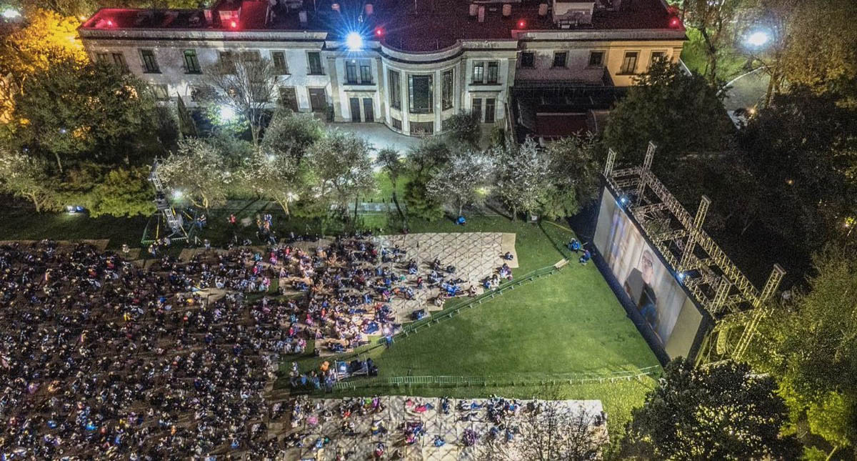 Capitalinos disfrutan proyección de Roma en Los Pinos