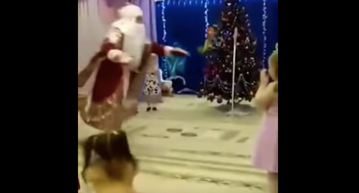 #Video Santa Claus muere en pleno festival infantil