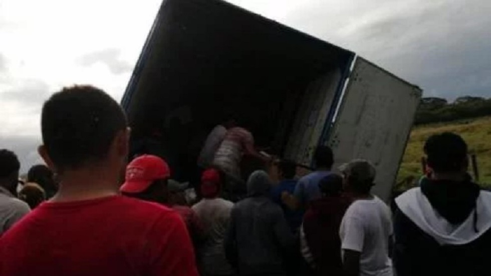 Vecinos roban electrodomésticos de camión accidentado en Veracruz - saqueo-de-camion-de-carga-en-veracruz